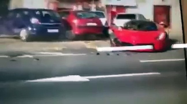 Il crashe sa laFerrari à 1.2 million d'euros en sortant de la concession