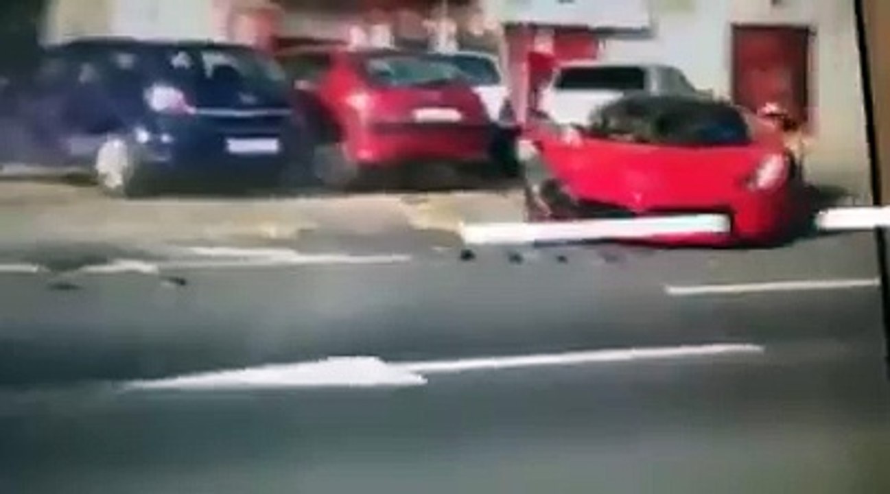 Il crashe sa laFerrari à 1.2 million d'euros en sortant de la concession