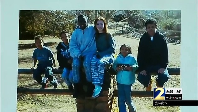 Ce policier avait la lourde charge de leur annoncer la mort de leurs parents... Ce qu'il va faire est incroyable !