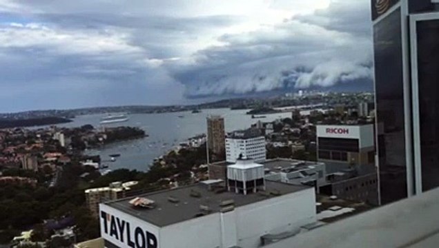 Un mur de nuages s'abat sur une plage australienne