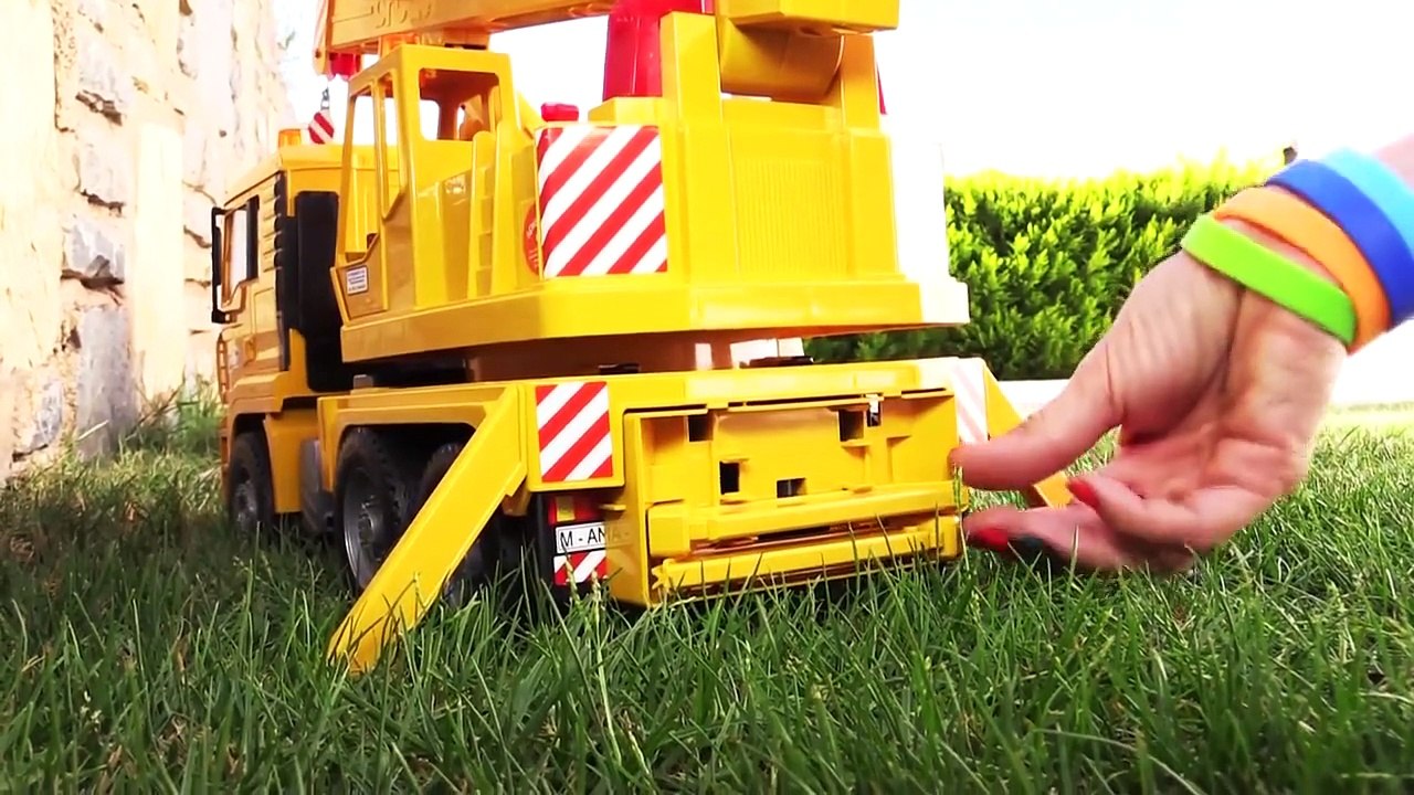 Oyuncaklarla oynuyoruz - Vinç kamyonu acil kurtarma aracına yardım ediyor