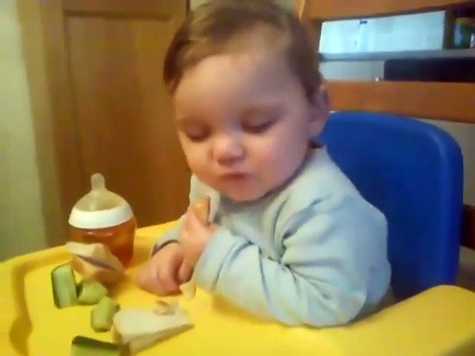 Ест и спит