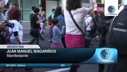 Hombres argentinos marcharon en faldas contra el femicidio