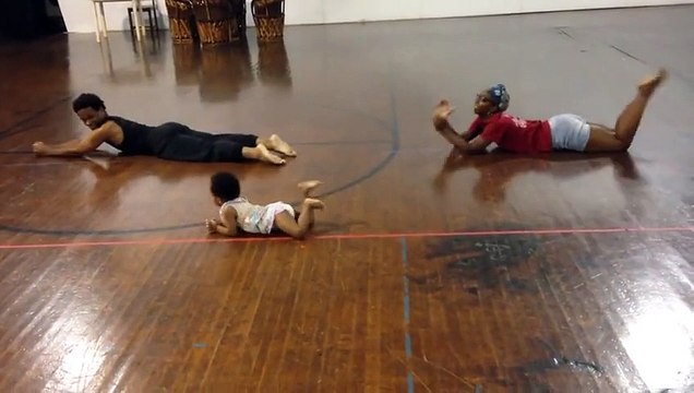 2 yaşındaki bebeğin müthiş dans kabiliyeti - Komik videolar - Funny videos