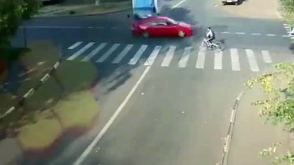 Bisikletli Ucuz Kurtuluyor - Komik videolar - Funny videos