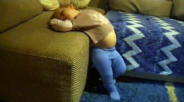 Dünyanın En Tuhaf Uyuyan Bebeği - Komik videolar - Funny videos