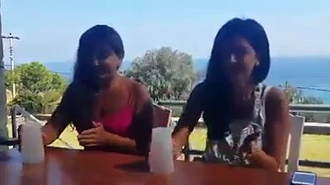 Kızlardan Plastik Bardakla Mardin Kapı Şen Olur Yorumu - Komik videolar - Funny videos