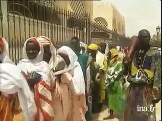 L'étonnant regard de Serigne Saliou Mbacke lorsque la main d'une femme l'effleure