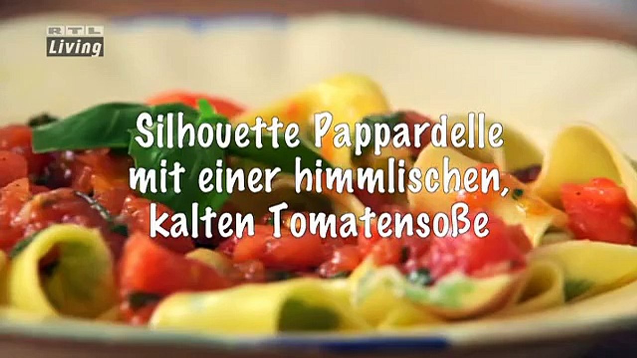 Selbstgemachte Gemusterte Papardelle mit kalter Tomatensauce