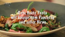 Selbstgemachte Rote Pasta mit Pancetta und Birne 