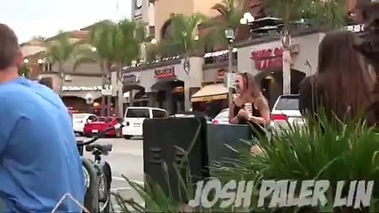 Karşılarına Çıkan Dev Örümcekle Sevimsiz Bir Şakaya Maruz Kalan İnsanlar