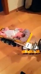 Uzaktan Kumandalı Tır ve Kasasında Sevimli Bebek