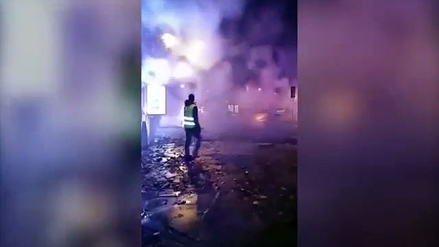 Ils font exploser des centaines de feux d'artifices en plein centre ville