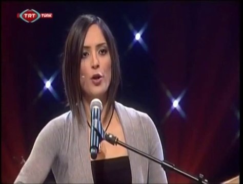 Özlem Özdil Yollarına Karmı Yağdı