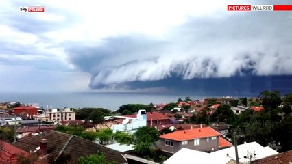 下载视频: Ein Sturm Kommt: Tsunami Cloud Off Bondi Beach