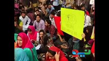لاہور میں طلبا کا احتجاج جاری۔۔حکومت کیخلاف شدیدنعرےبازی
