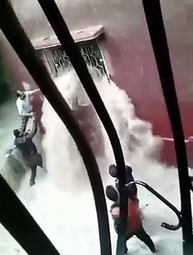 صدق أو لا تصدق يحدث بالأردن عائلة كادت أن تغرق في بيتها سبحان الله