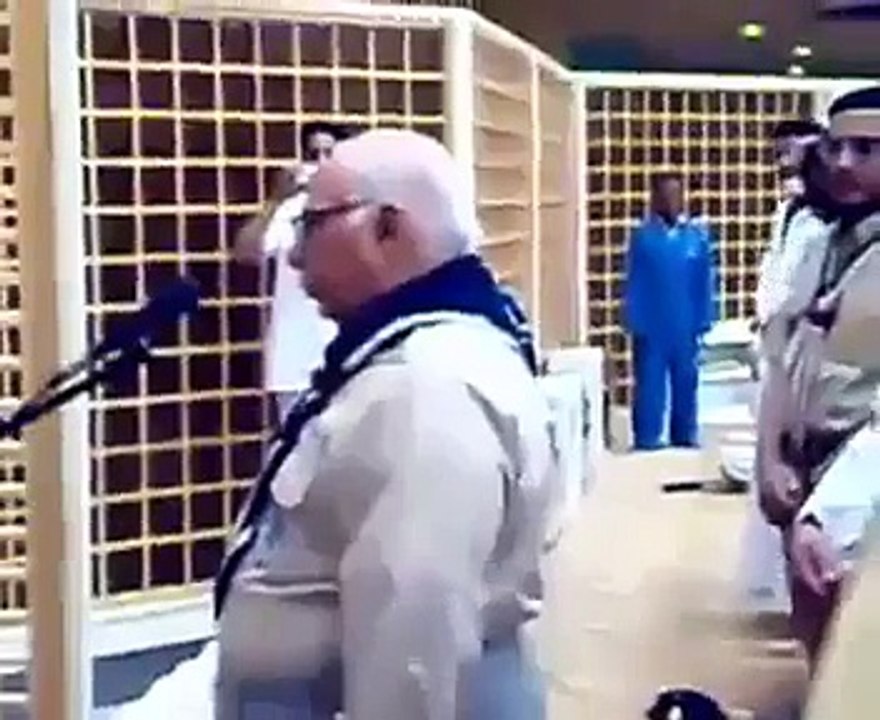 ﺟﺲ ﮐﯽ ﺁﻭﺍﺯ ﮐﻮ ﮨﻢ ﺑﭽﭙﻦ ﺳﮯ ﺳﻨﺘﮯ ﺁﮮَ ﮨﯿﮟ ﺁﺝ ﺁﺱ ﺑﻨﺪﮮ ﮐﻮ ﺑﮭﯽ ﺩﯾﮑﮫ ﻟﯿﮟ ﺳﺒﺤﺎﻥ ﺍﻟﻠﮧ