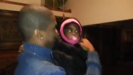 Девочка впервые увидела дядю, близнеца своего отца