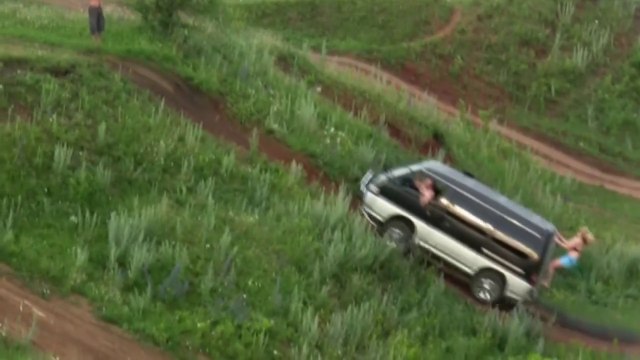 Прикол. Отчаянная девочка на Mitsubishi Delica