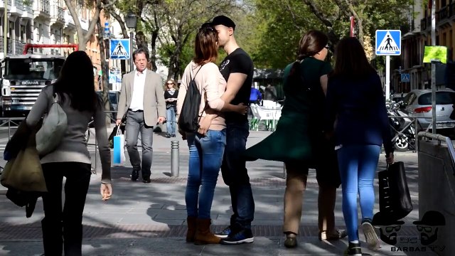 BESOS FACILES ♥ KISSING PRANK Besos en la calle Juego de preguntas
