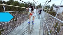 3540 feet Glass Walkway Cracks Under Tourists' Feet in China -Seeeeee