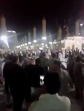 سجد نبوی ﷺ میں کل اسی وقت کی تازہ ترین ویڈیو جب جنرل رحیل شریف کی آمد ہوئی تو ھزاروں پاکستانیوں نے کس طرح مسجد نبوی میں انکا استقبال کیا ویڈیو دیکھیں۔ ھزاروں لائکس کریں جنرل رحیل شریف کیلئے