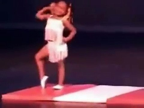 Маленькая девочка танцует ужасно смешно