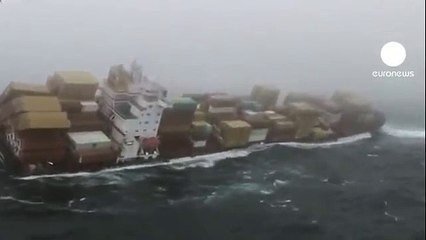 Корабль уносит в пучину тонны опасности