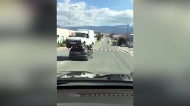 Coche lleva en el techo... ¡A otro coche!
