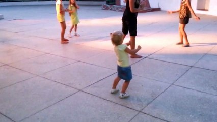 3-летняя девочка танцует на дискотеке