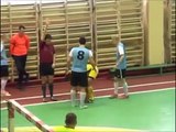 Un joueur de Futsal met l'arbitre KO en le frappant au visage après un carton rouge