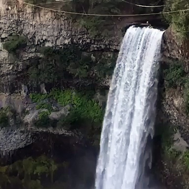 Sauter dans une cascade