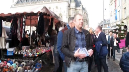 Marine Le Pen fait un balade au Marché du samedi à Arras