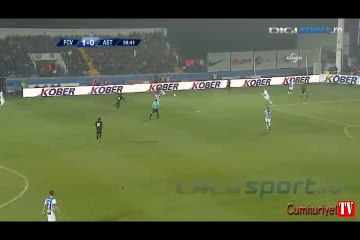 Hagi yerde yatan futbolcusuna fena sinirlendi