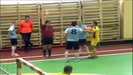 Jogador dá murro no árbitro. Mas que murro.