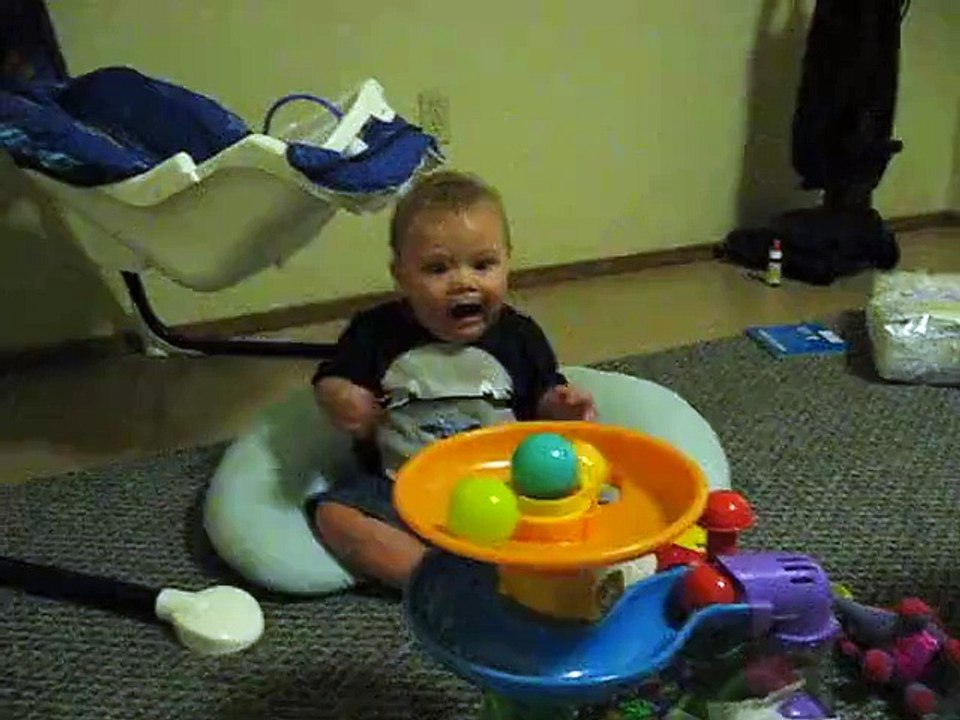 Tête hilarante d'un bébé qui découvre son nouveau jouet! Dingue...