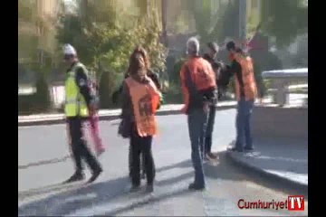 Ankara Garı önünde 102 kişi karanfillerle anıldı