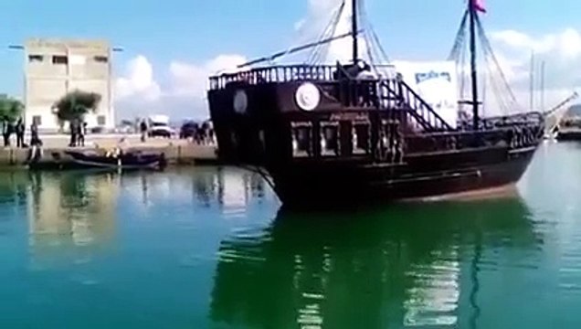 البطل العالمي نجيب بلهادي يجرّ باخرة تزن أكثر من 18 طنا بميناء طبرقة.