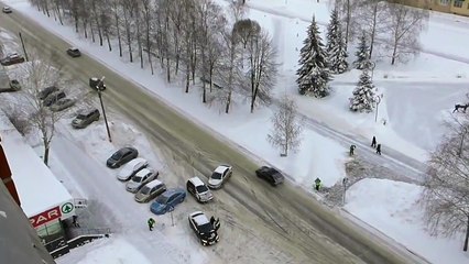 Автобогиня заехала в магазин за тортиком. Пипец