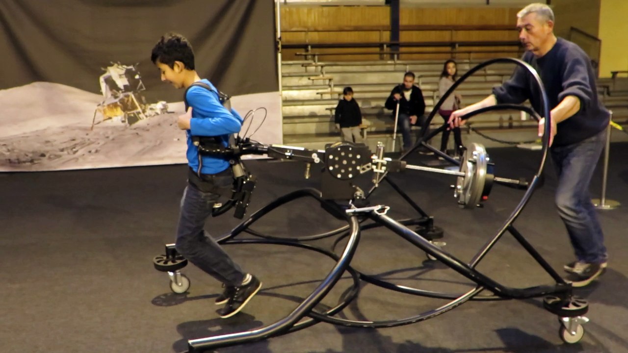 L'Astrojump pour simuler la marche sur Mars à l'expo "Expérience Lune" de Maubeuge