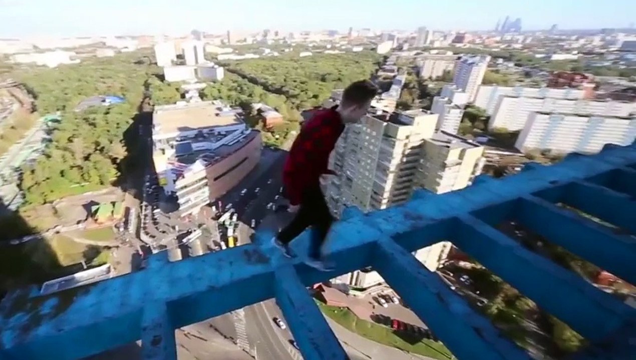 Parkour de vértigo por las cornisas de edificios