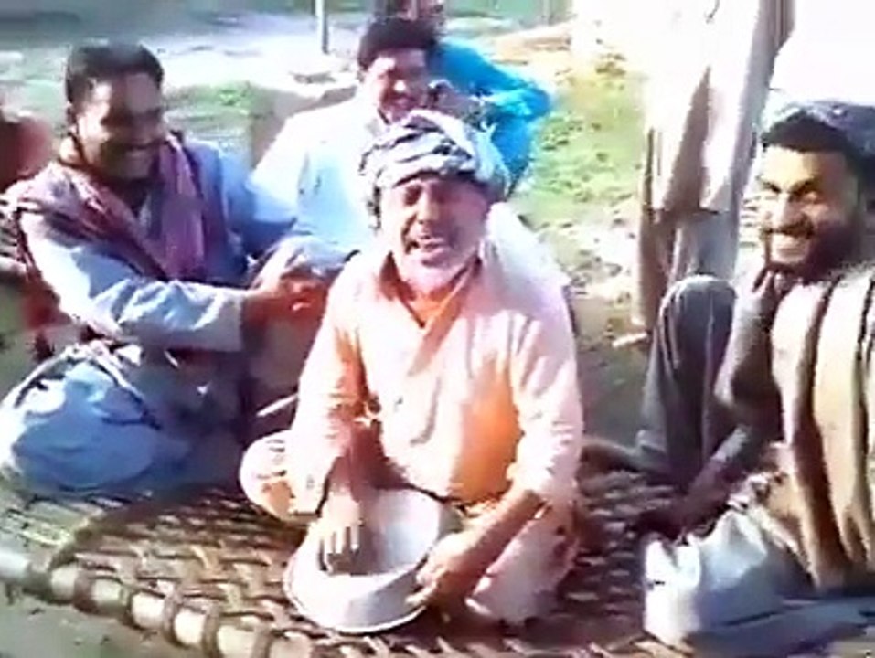 شادی نہ کرنا یارو، تم کو بتا رہا ہوں آفت گلے پڑی ہے اس کو نبھا رہا ہوں