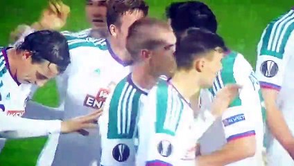 Un but ridicule mais efficace. Le joueur de foot chute et marque