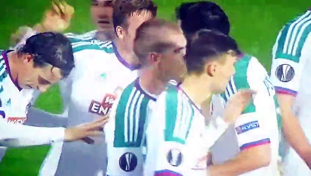 Un but ridicule mais efficace. Le joueur de foot chute et marque