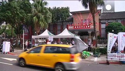 Political foes Taiwan and China hold historic talks