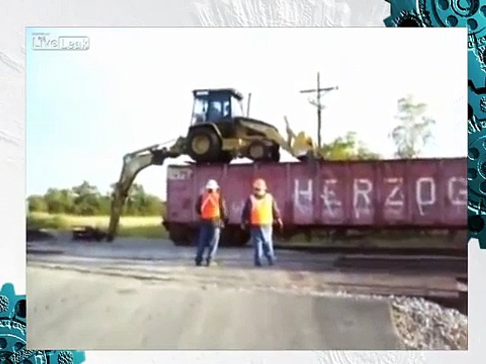 Cat 319D LN climbing onto rail car/Cat 319D LN trepando