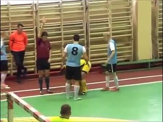 Un joueur de Futsal met l arbitre KO en le frappant au visage aprè un carton rouge