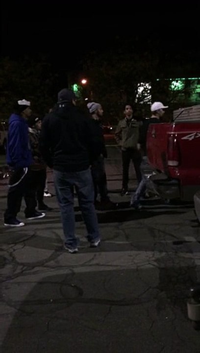 Grosse bagarre à cause d un drapeau de Confຝéé aux USA