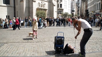 Senhora idosa faz o impensável em frente a um artista de rua.